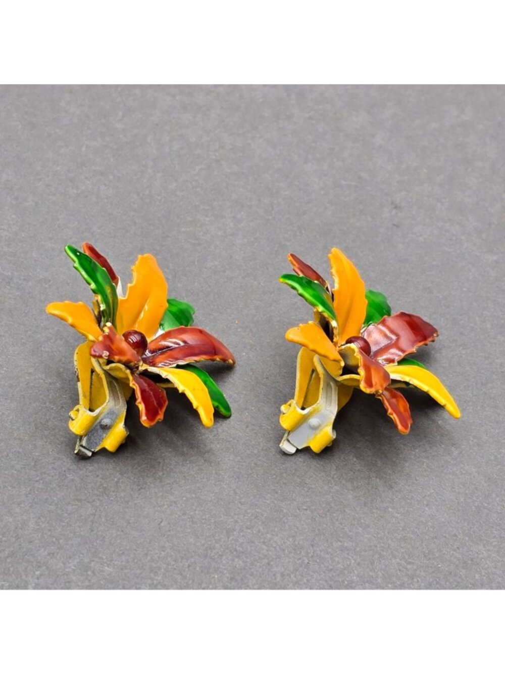 Vintage Lisner Poinsettia Clip On Earrings Enamel Mid-Century Floral Jewelry 1.2 - Picture 4 of 10